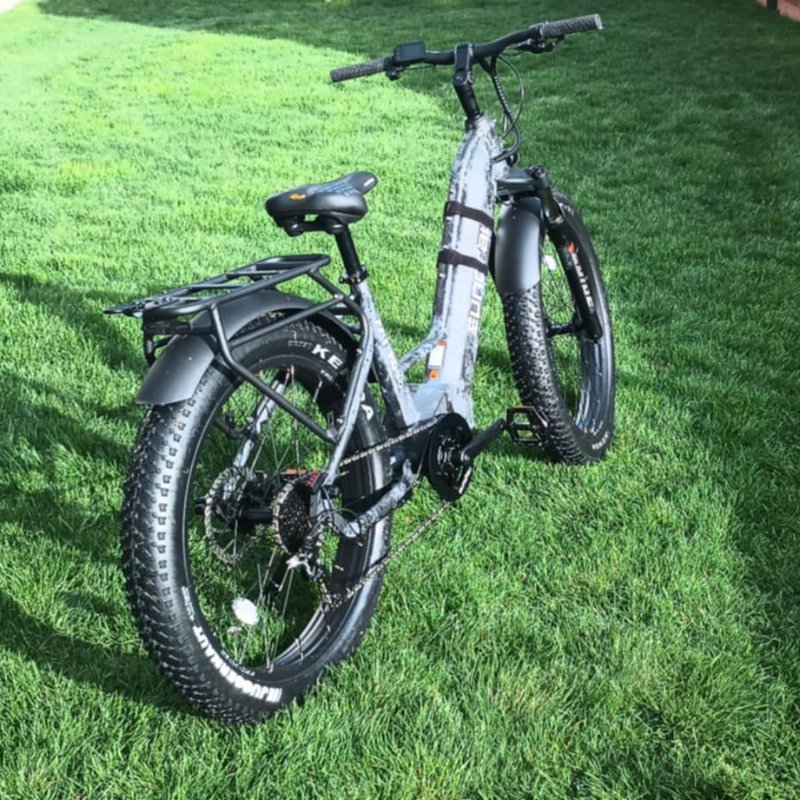 Pedal: Aluminum alloy pedals with reflectors