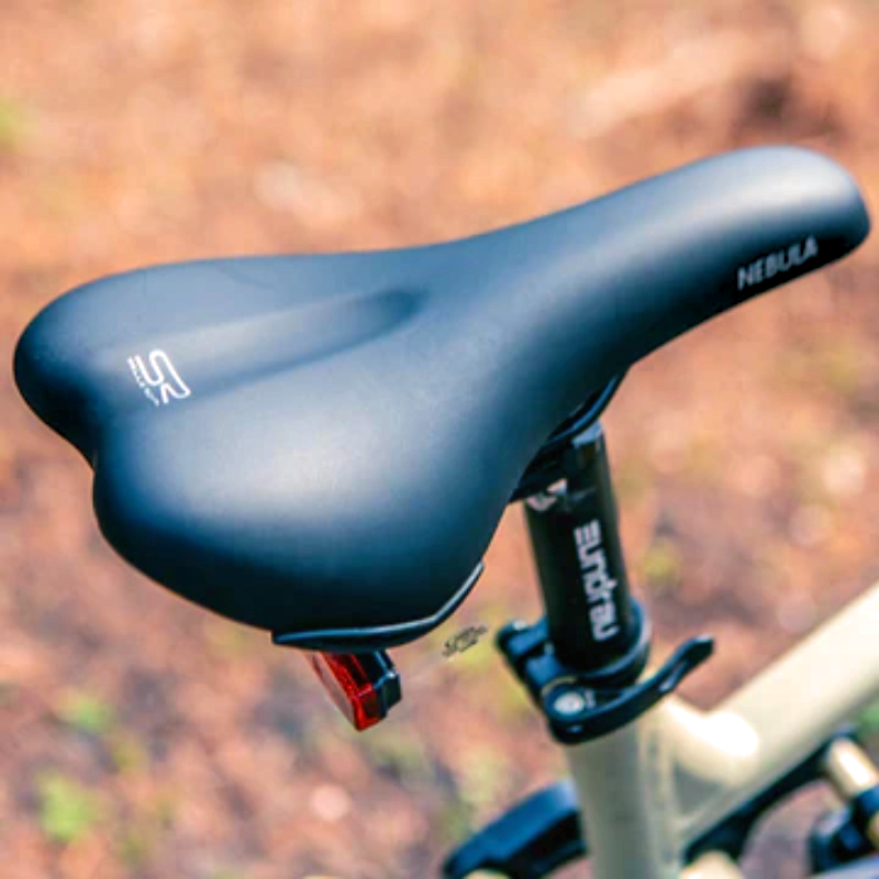 Close-up of the SR saddle on the SPECTER-S eBike.